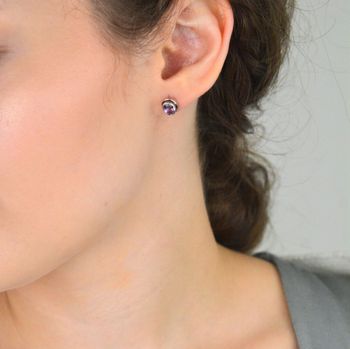 Kolczyki damskie srebrne próby 925, owalne z fioletową cyrkonią. Wymiary 6 x 8 mm, waga 2,03 g, zapięcie na sztyft. Eleganckie i uniwersalne – idealne na prezent! (1).JPG